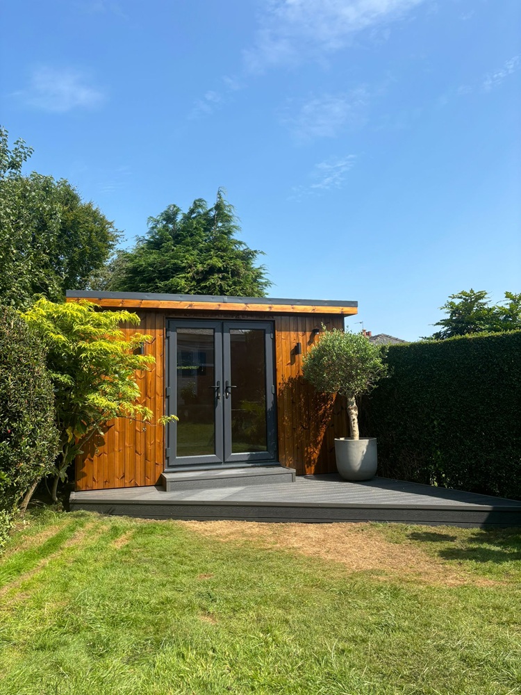 Triangular room to fit the garden 1 Triangular room for a tricky space